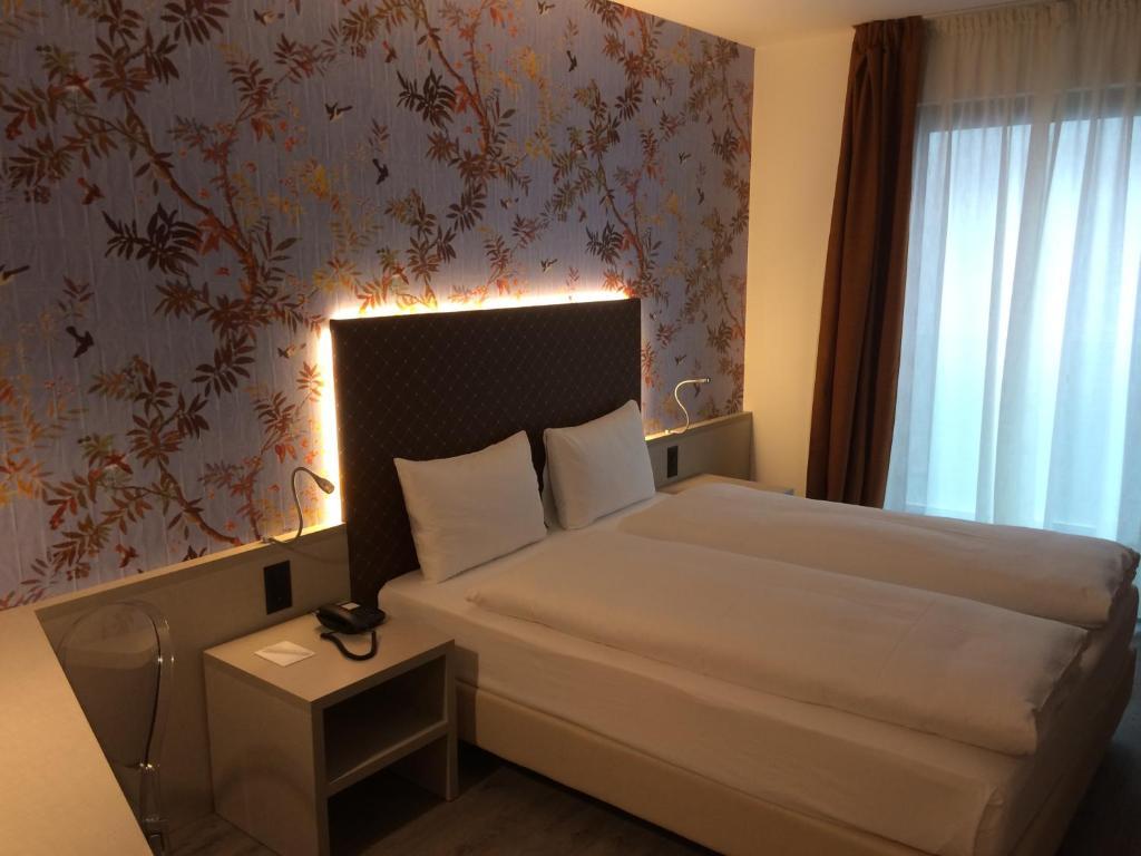 Double Economy Queen Room Limited View