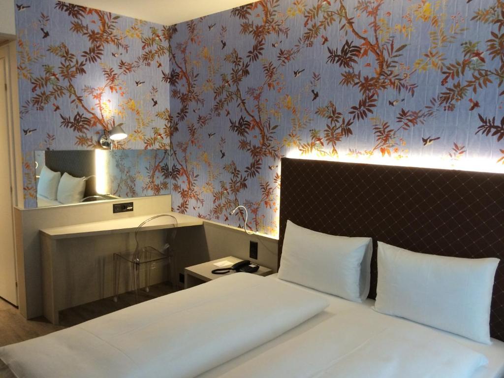 Double Economy Queen Room Limited View