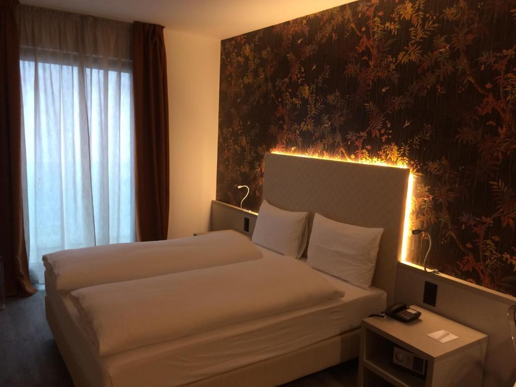 Double Economy Queen Room Limited View