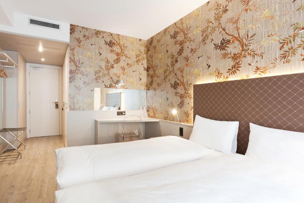Double Economy Queen Room Limited View